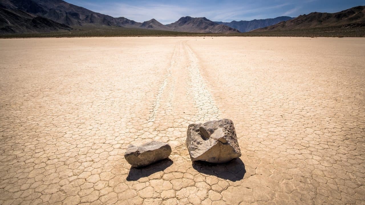 Sailing stones traveled together in Racetrack Playa