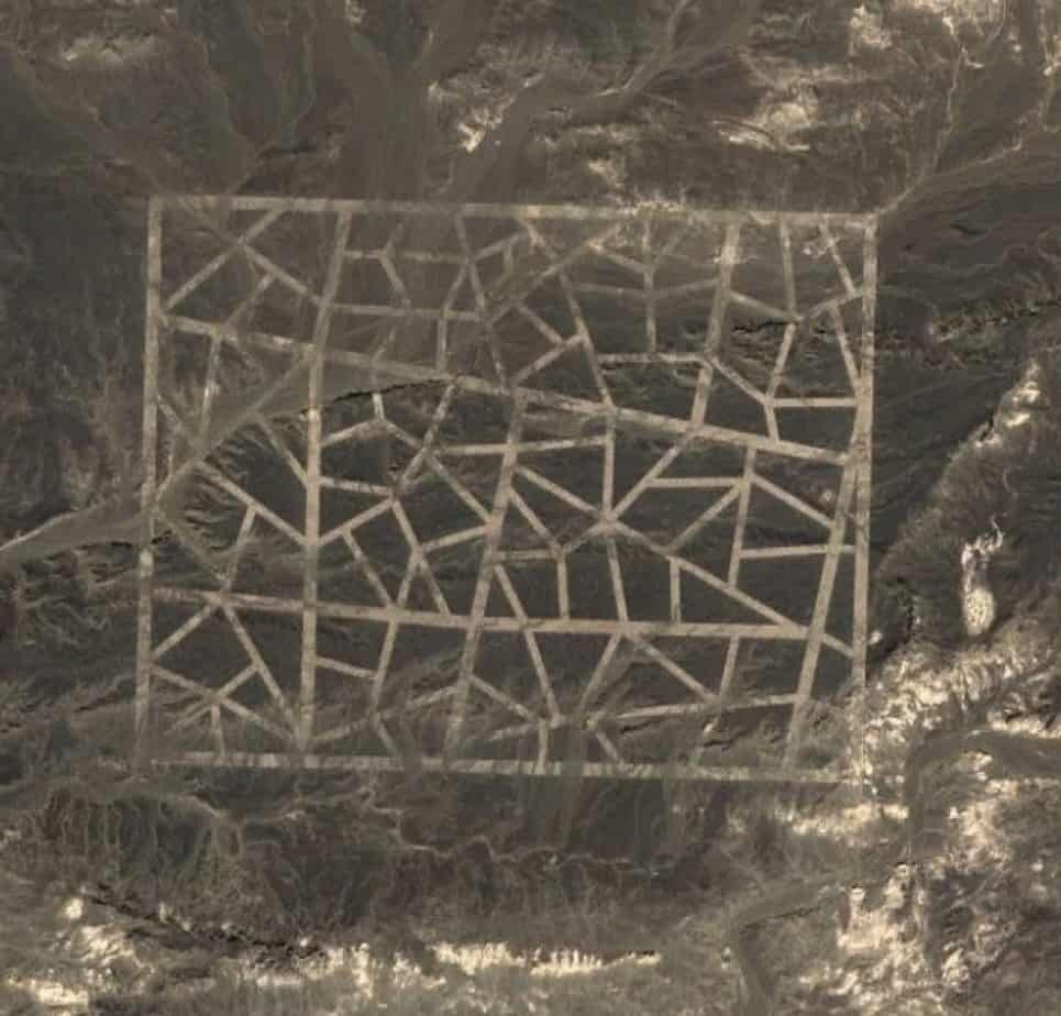 Carved lines forming a Chinese mosaic.