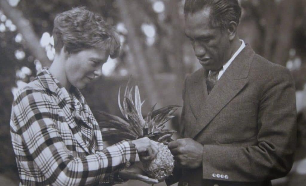 Amelia Earhart in Hawaii with Duke Kahanamoku, 1934 or 1935, public domain.