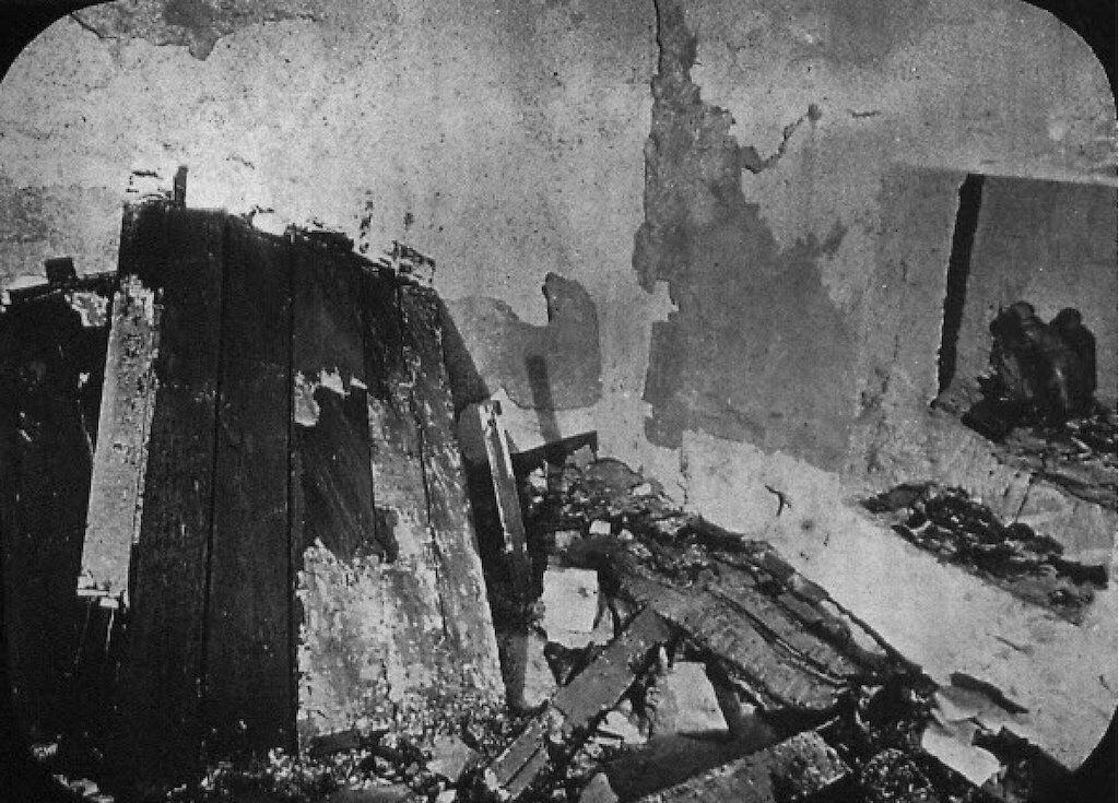 A photograph of KV55 tomb soon after its discovery.