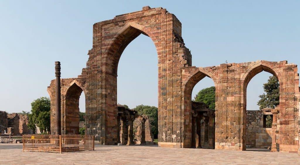 A view of the west gate and iron pillar. Image: Daniel Villafruela [CC BY-SA 3.0]