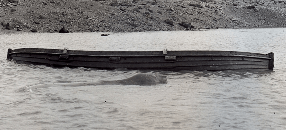 Una foto della scialuppa di salvataggio abbandonata all'isola di Bouvet fatta dal pilota dell'elicottero della HMS Protector.