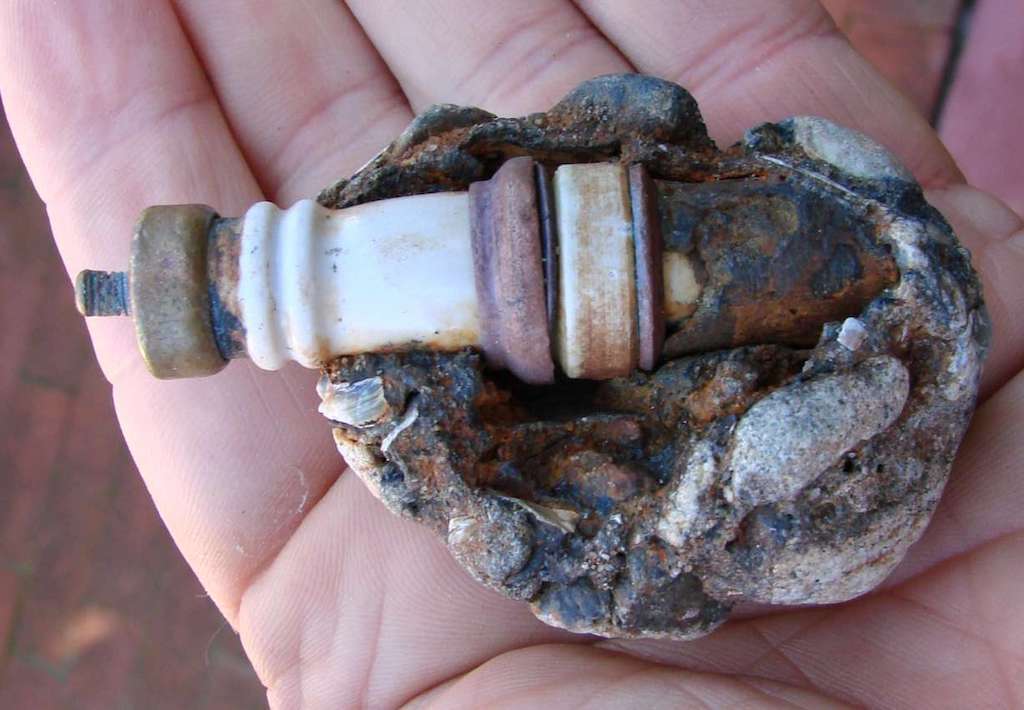 Ein neueres Beispiel einer Zündkerze, die in Gestein eingeschlossen wurde. 