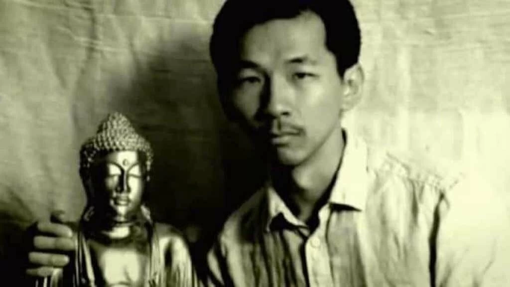 Rogelio Roxas poses for a picture with a golden Buddha he allegedly discovered in a cave. Image credit: http://www.labrujulaverde.com/