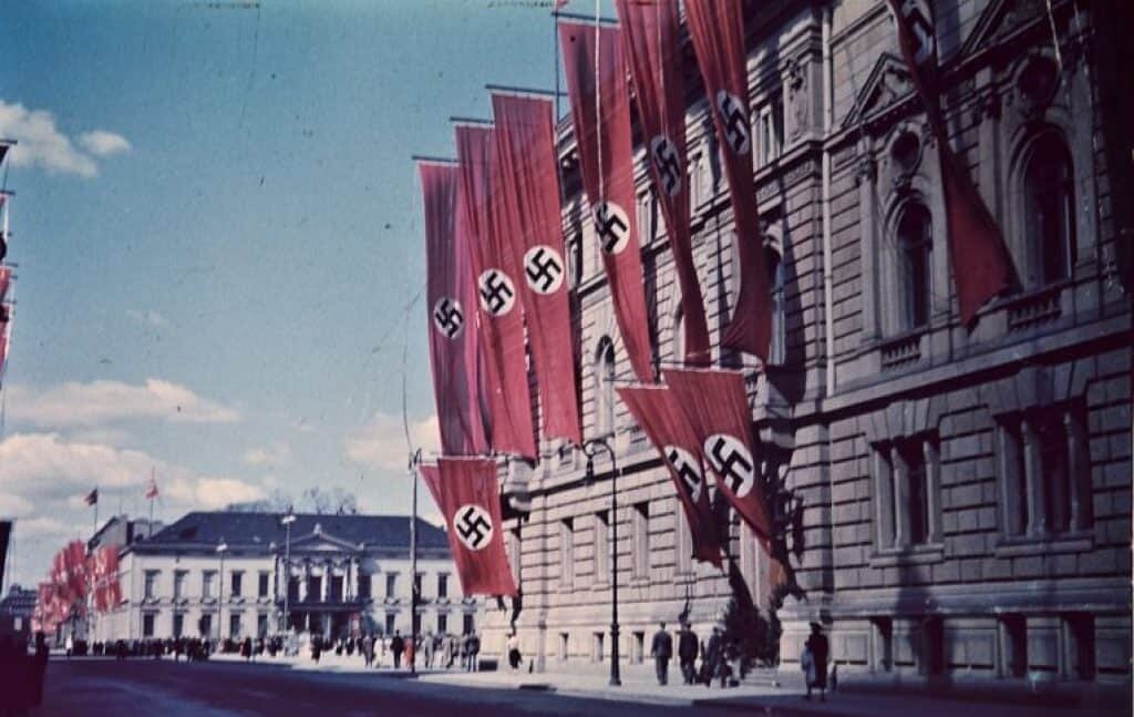 Nazi flags - Gamalı Haç Tarihi Ve Gözden Düşüşü