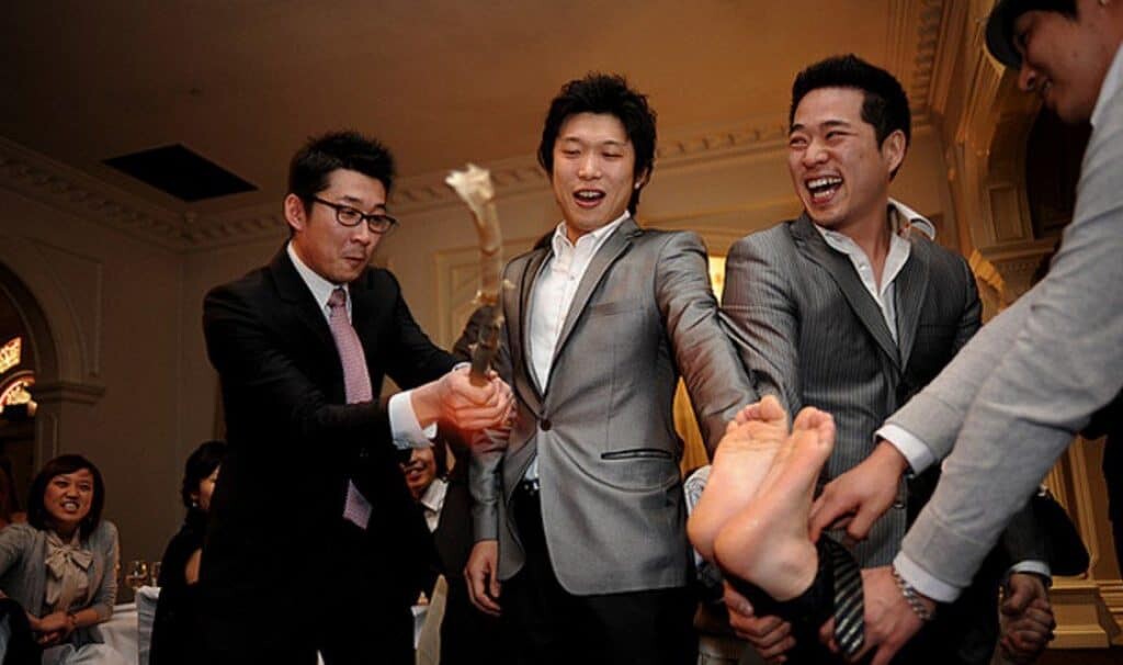 [Obrazek: beating-the-feet-wedding-ritual.jpg]