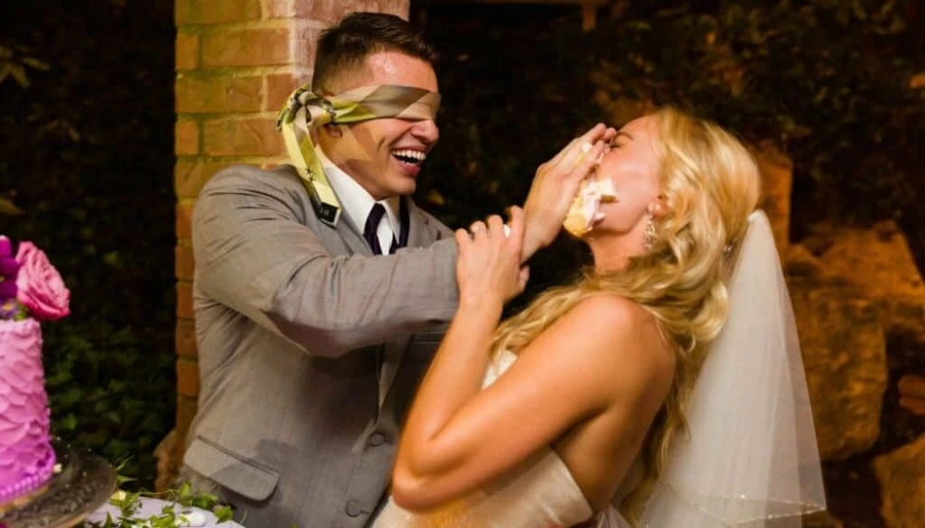 [Obrazek: groom-smashes-wedding-cake-on-the-bride.jpg]