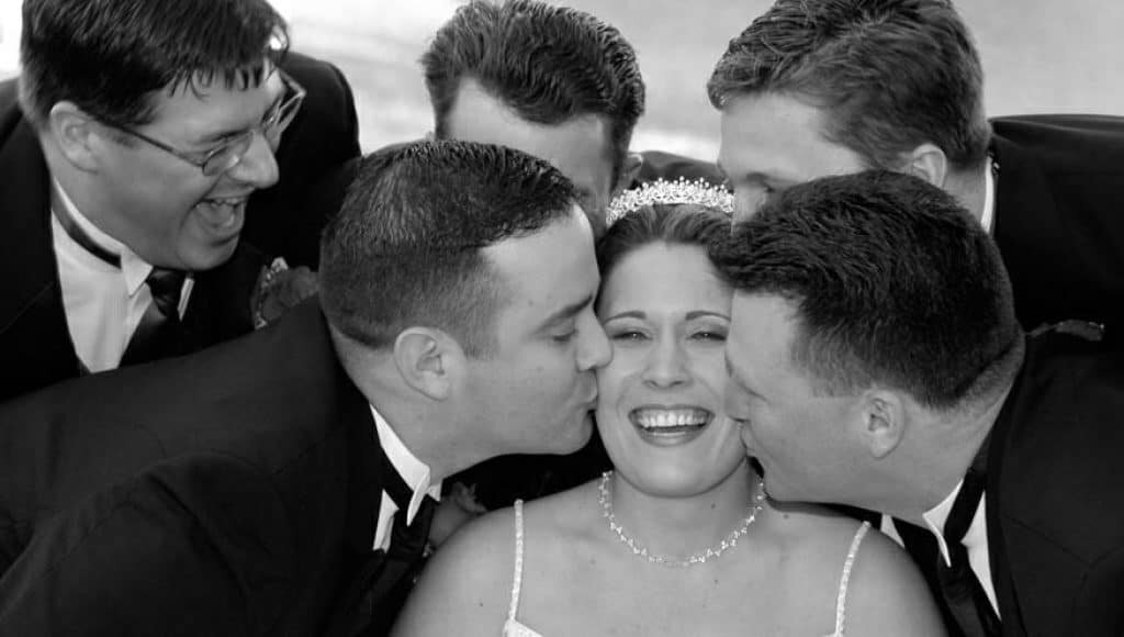 [Obrazek: kissing-the-bride.jpg]