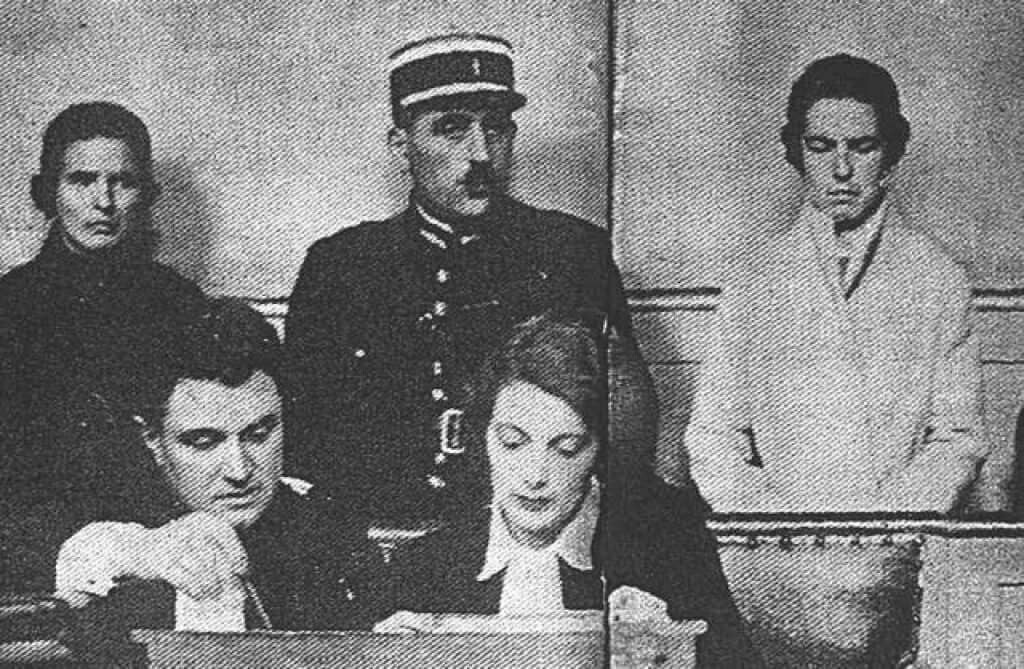 Az 1933-as tárgyaláson Léa Papin, hátul balra, és Christine Papin, hátul jobbra. Public domain.