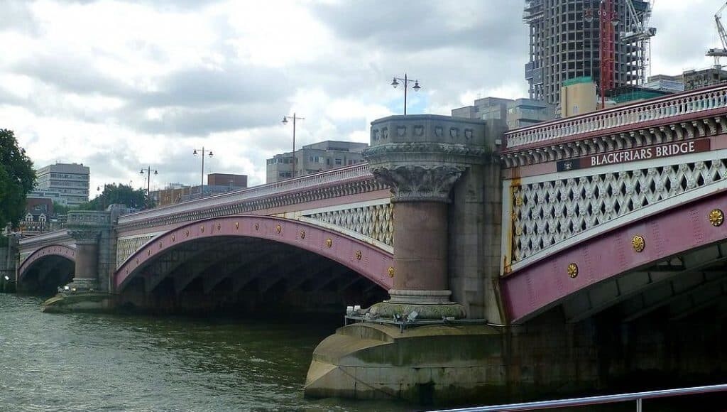 Blackfriars Bridge, London, was the scene of Roberto Calvis death. Source: Wikipedia CC3.0 giggel.