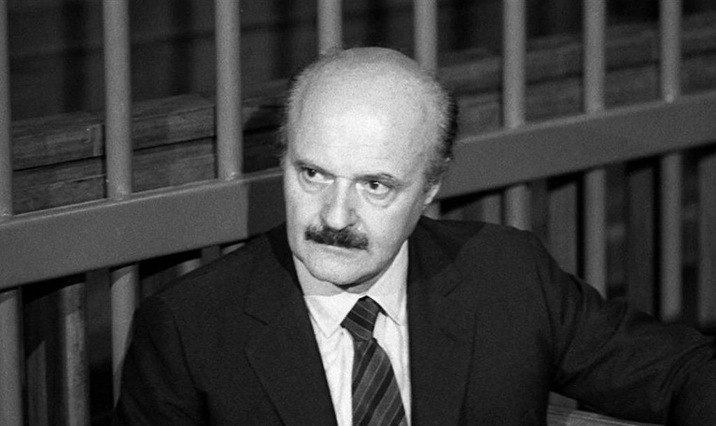 A web of corruption surrounded Roberto Calvi and led to the Banco Ambronsiano crash and the end of his life.