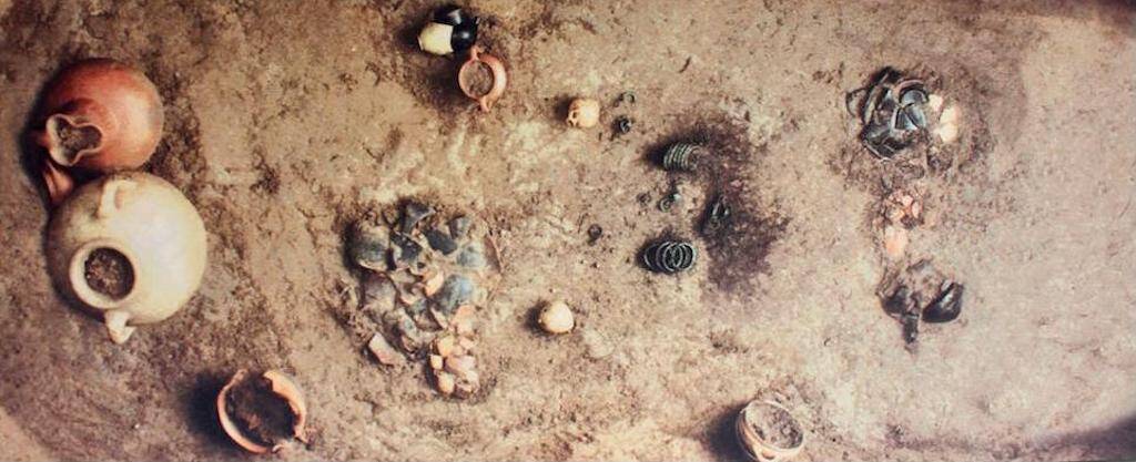 Tomb with cremated remains and grave goods from Gricignano.