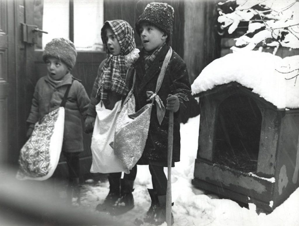 Children carolers in Bucharest, 1929. Public domain, Nicolae Ionescu.