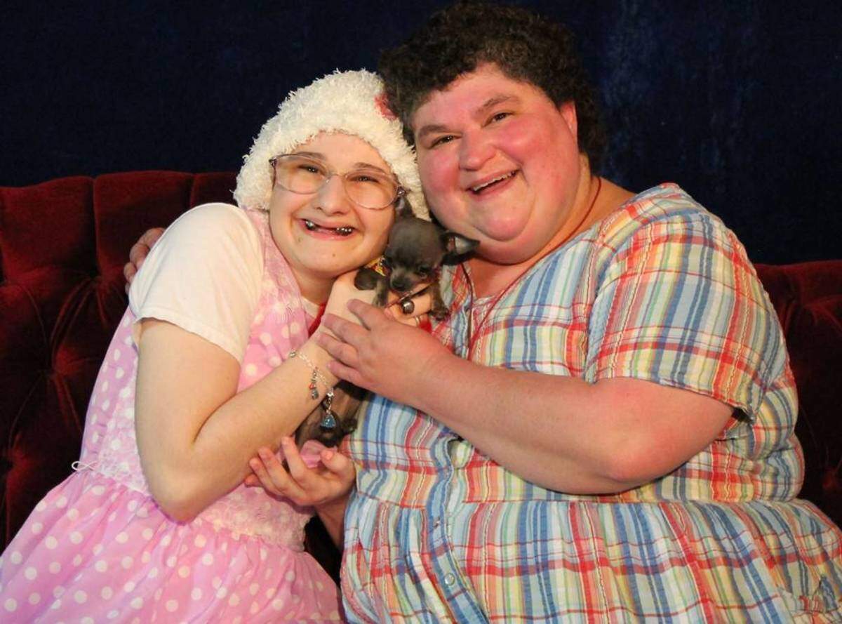 Dee Dee (R) falsely claimed that her daughter Gypsy Rose Blanchard suffered from multiple medical conditions in order to receive benefits.