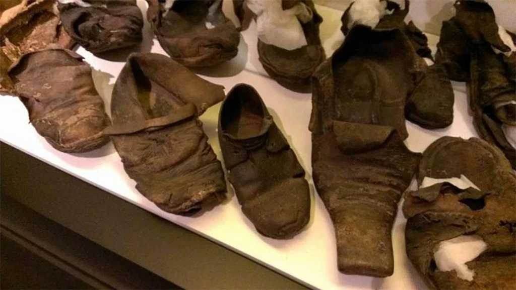 Тайна спрятанных ботинок: почему европейцы их прятали в стенах?